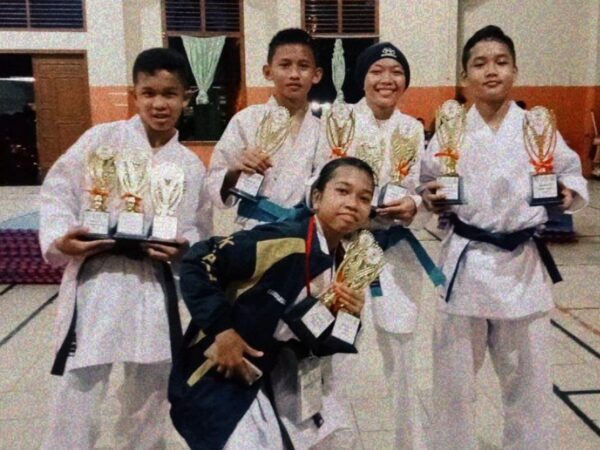 Tiga Siswa Spenma Juara Karate