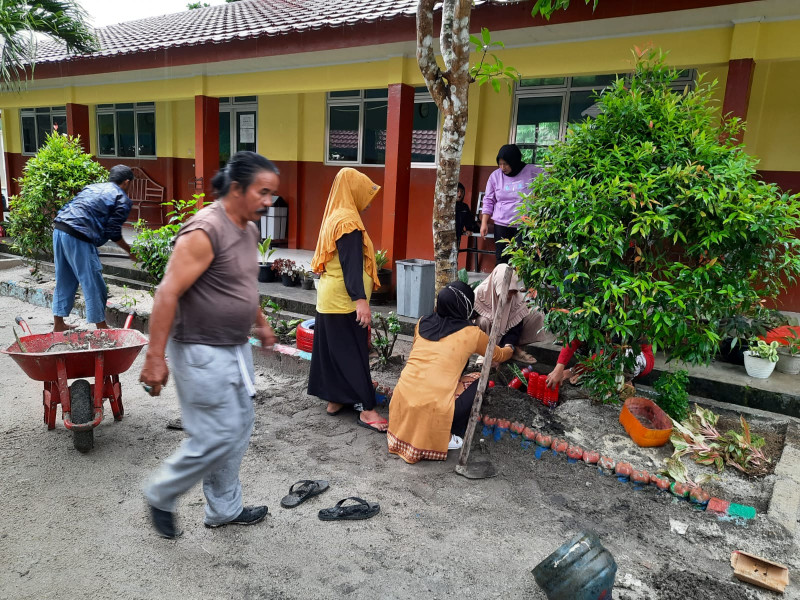 Ortu Siswa Kerja Bakti di Spenma