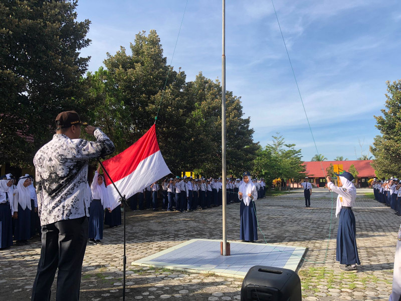 Spenma Adakan Upacara Hardiknas