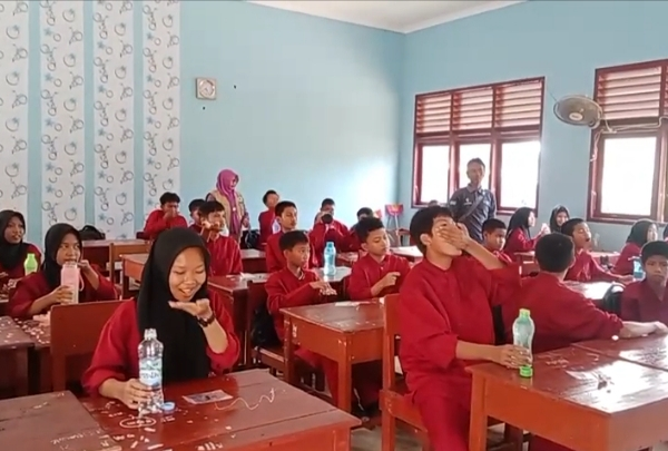 WARGA SPENMA MINUM OBAT PENCEGAHAN PENYAKIT KAKI GAJAH BERSAMA-SAMA