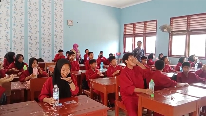 WARGA SPENMA MINUM OBAT PENCEGAHAN PENYAKIT KAKI GAJAH BERSAMA-SAMA