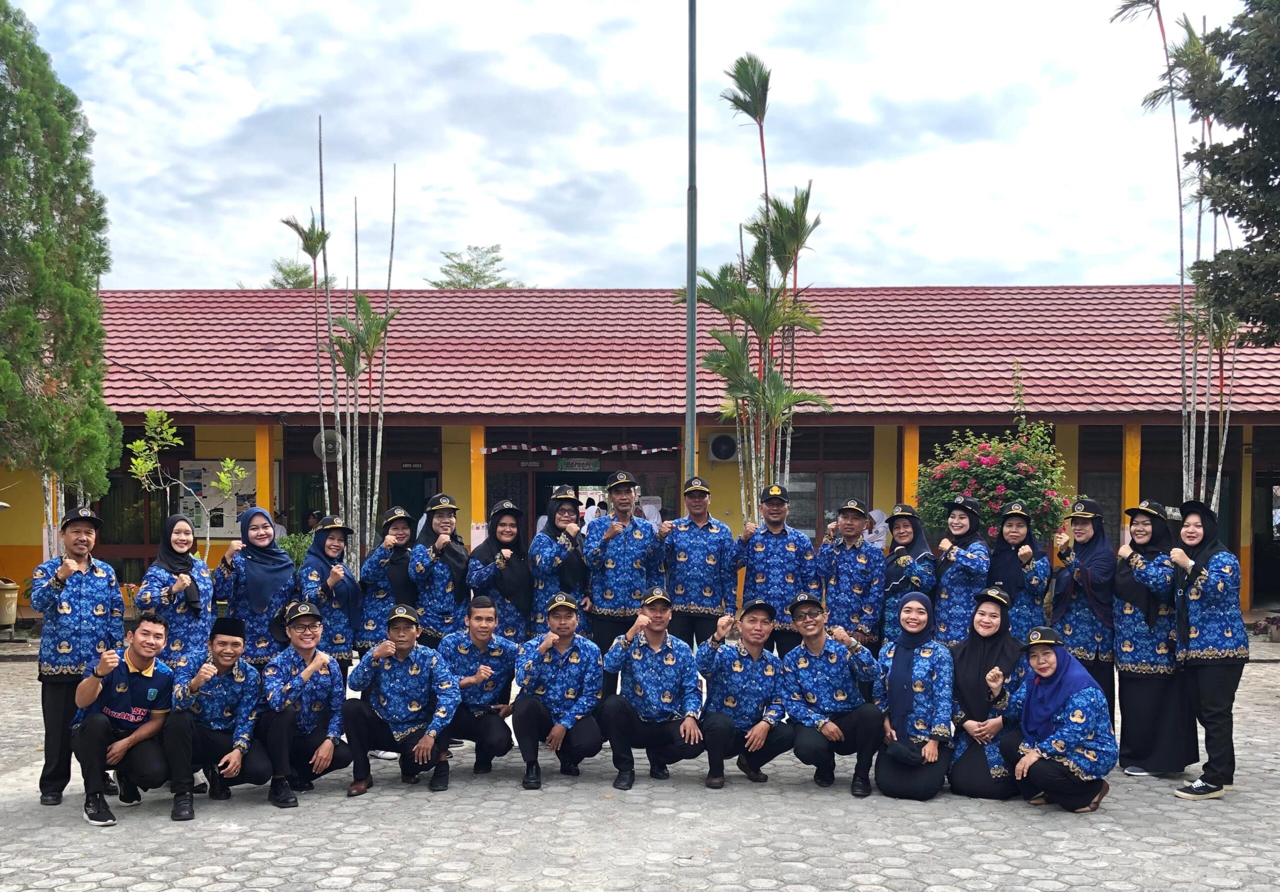 SMP NEGERI 5 TANJUNGPANDAN MELAKSANAKAN UPACARA MEMPERINGATI HARI HUT KEMERDEKAAN RI KE- 79 SMP NEGERI 5 TANJUNGPANDAN MELAKSANAKAN UPACARA MEMPERINGATI HARI HUT KEMERDEKAAN RI KE- 79