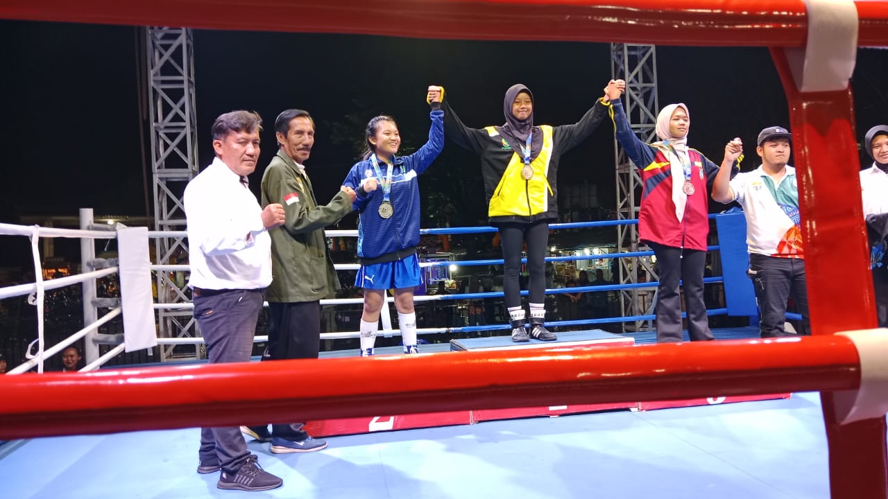 CIKA JARYANTI ATLET TINJU MENDAPATKAN MENDALI PERAK DALAM POPDA 2024